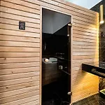 St Stephen Luxury Suit With Jacuzzi And Sauna