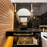 St Stephen Luxury Suit With Jacuzzi And Sauna